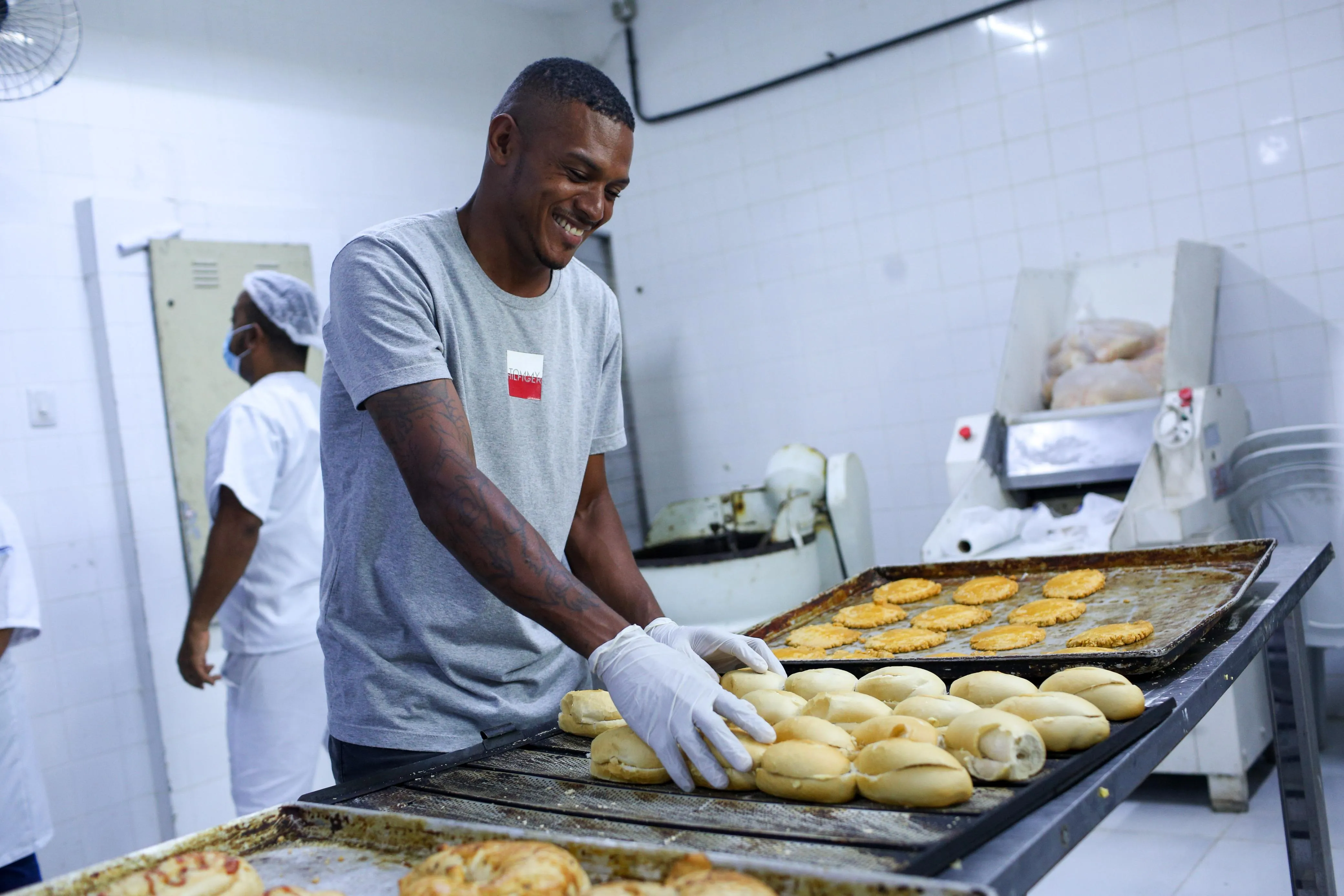 Valter dos Santos pretende ganhar uma grana extra com a venda dos pães