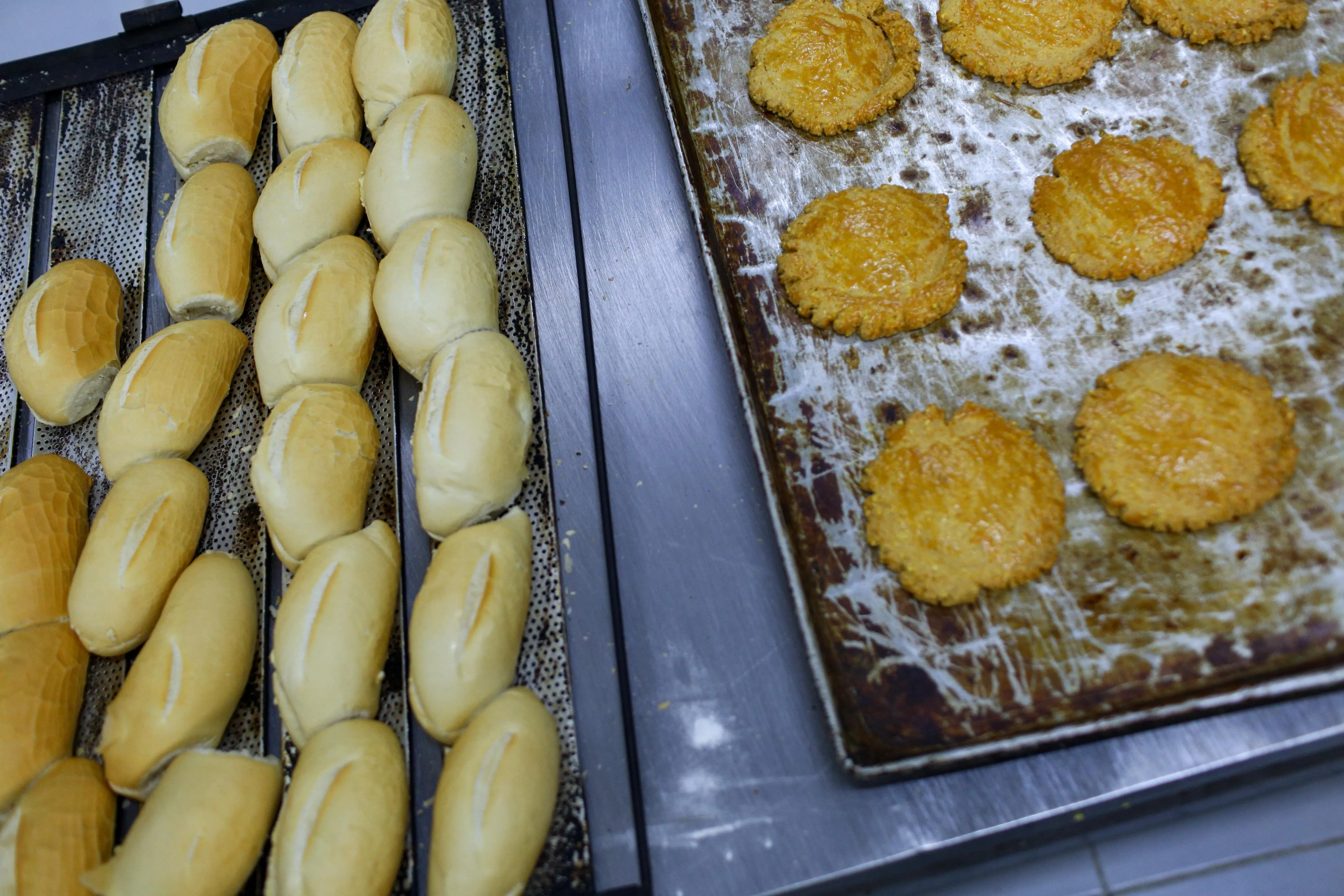 Pães, broas, salgados e outros alimentos são produzidos na padaria