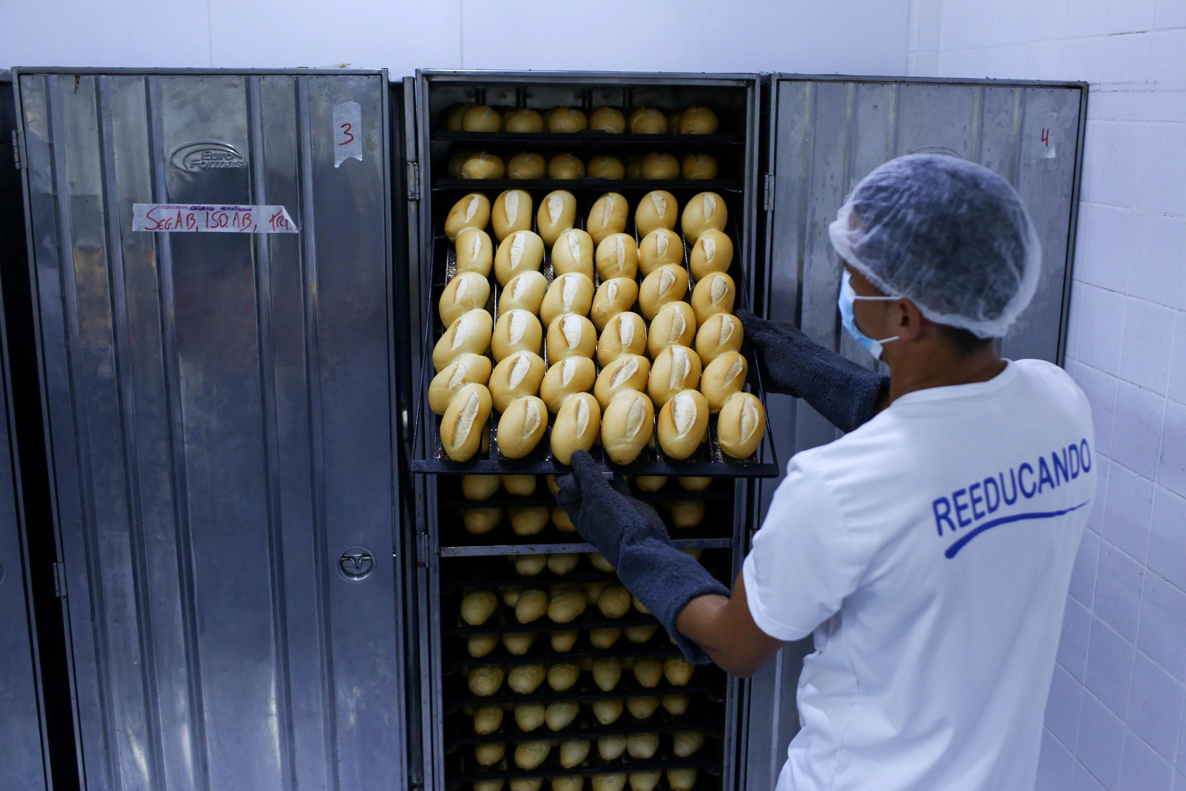 Pães são consumidos por integrantes do presídio