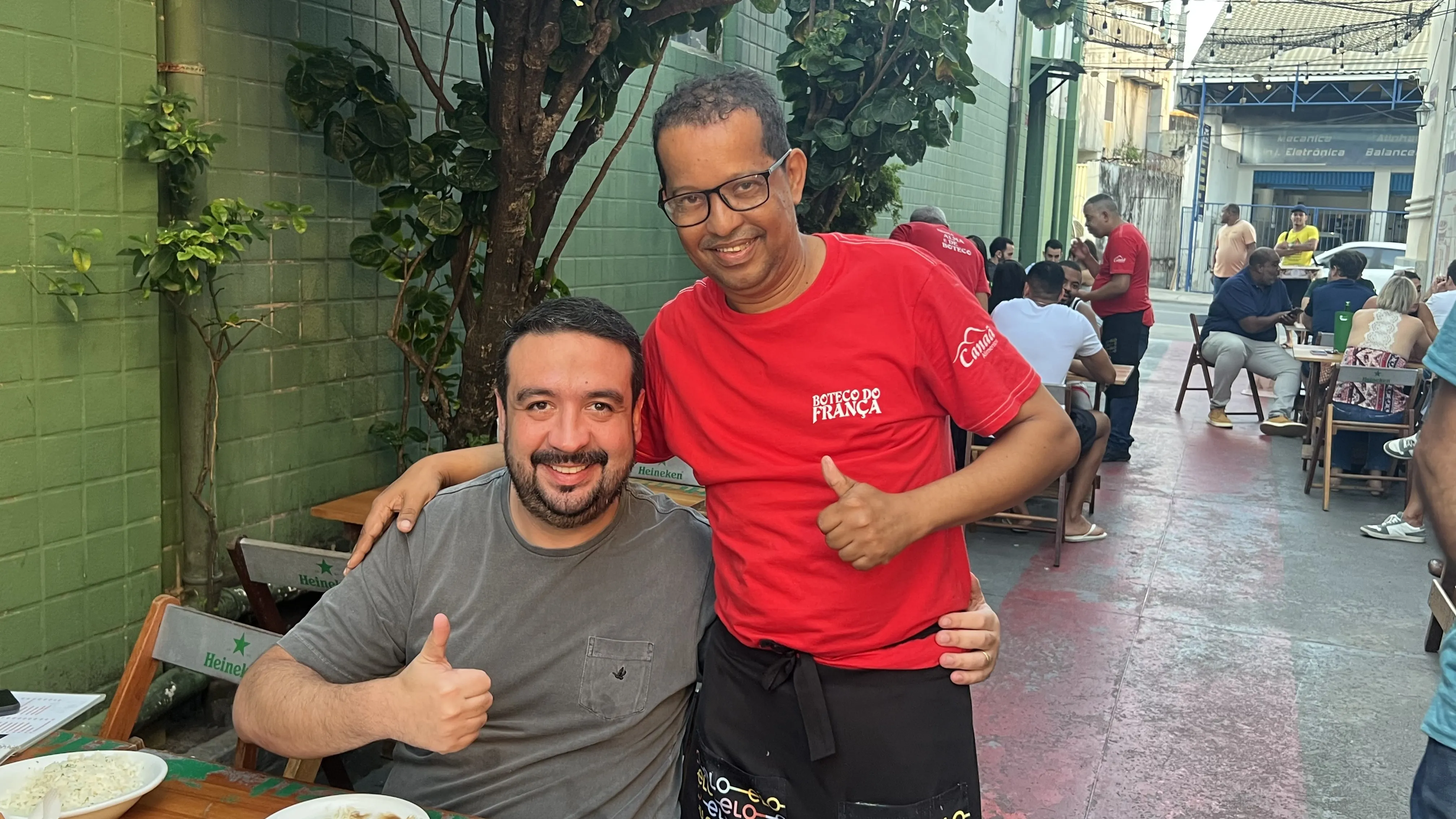 Valmir Lima, à direita, com um cliente