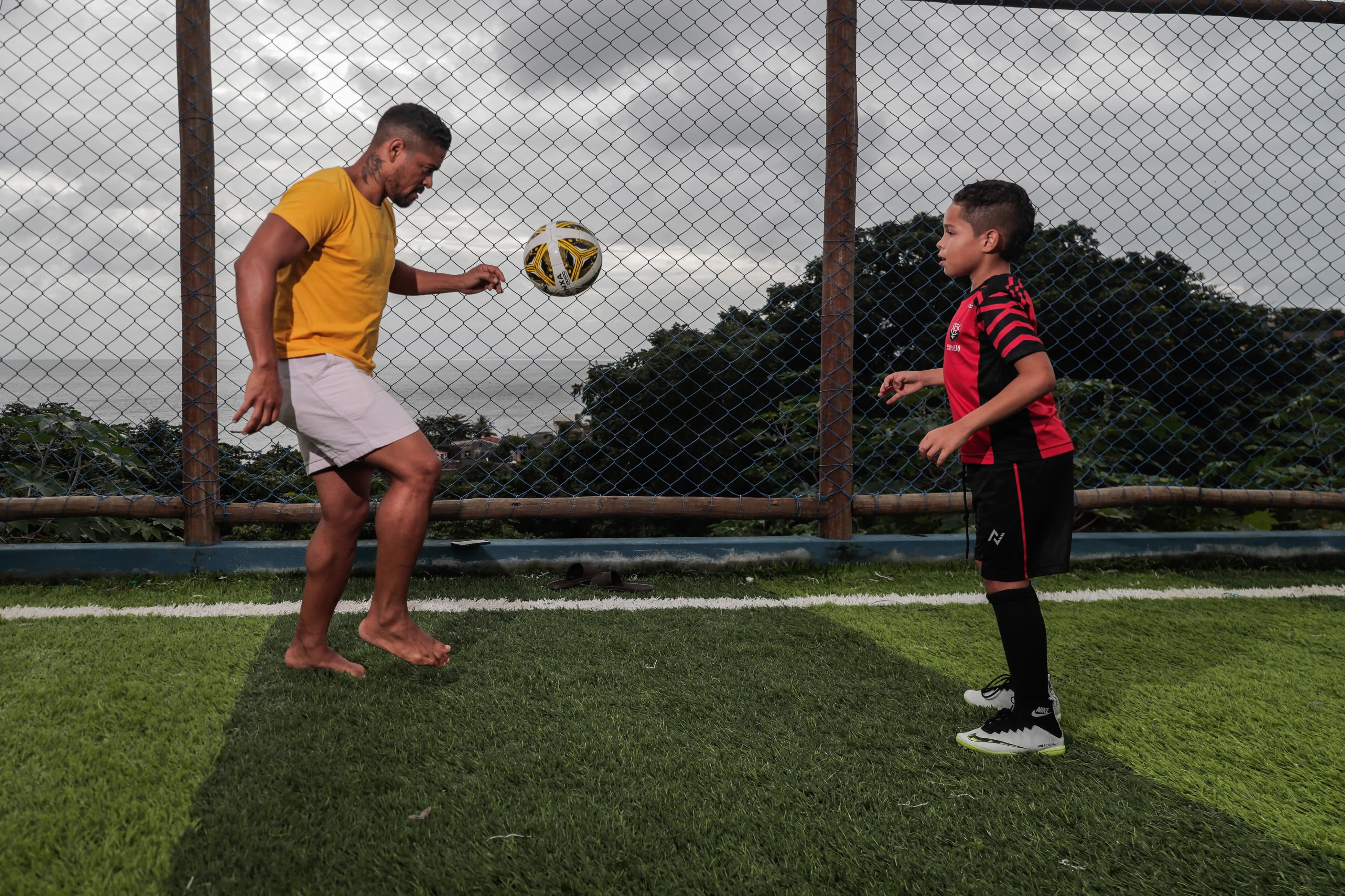 Imagem ilustrativa da imagem Dupla dinâmica: pai e filho vivem jornada intensa por sonho no futebol