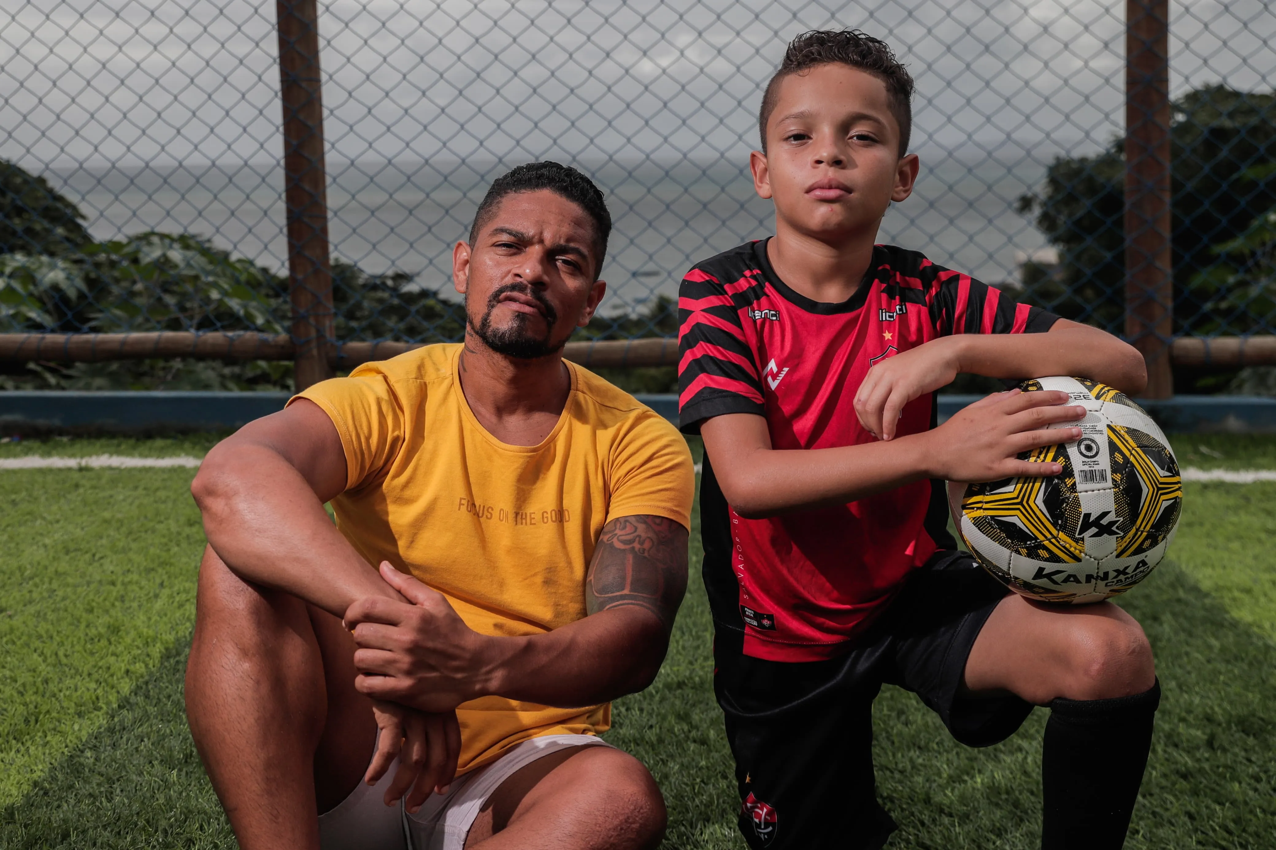 Imagem ilustrativa da imagem Dupla dinâmica: pai e filho vivem jornada intensa por sonho no futebol