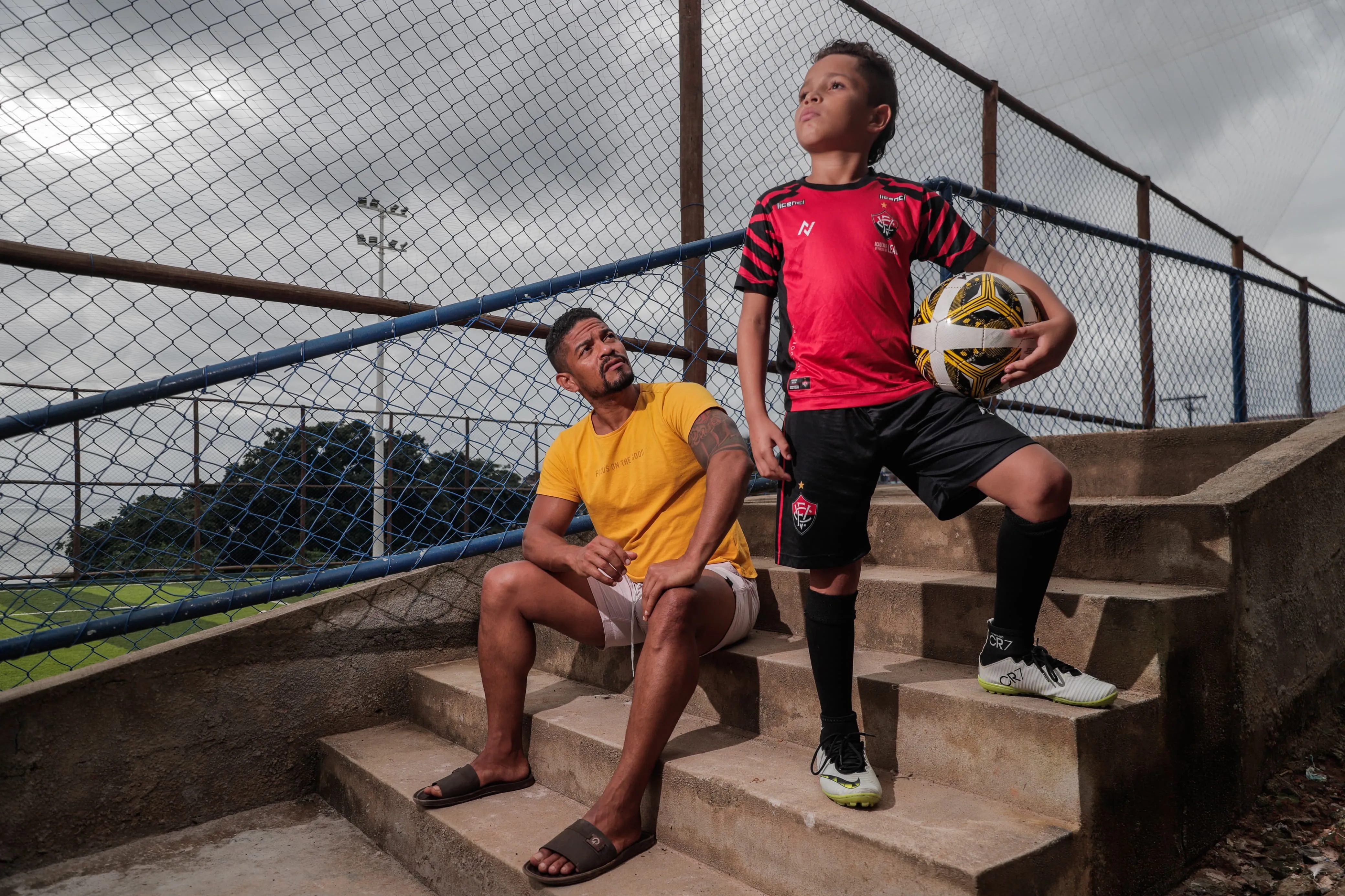 Imagem ilustrativa da imagem Dupla dinâmica: pai e filho vivem jornada intensa por sonho no futebol