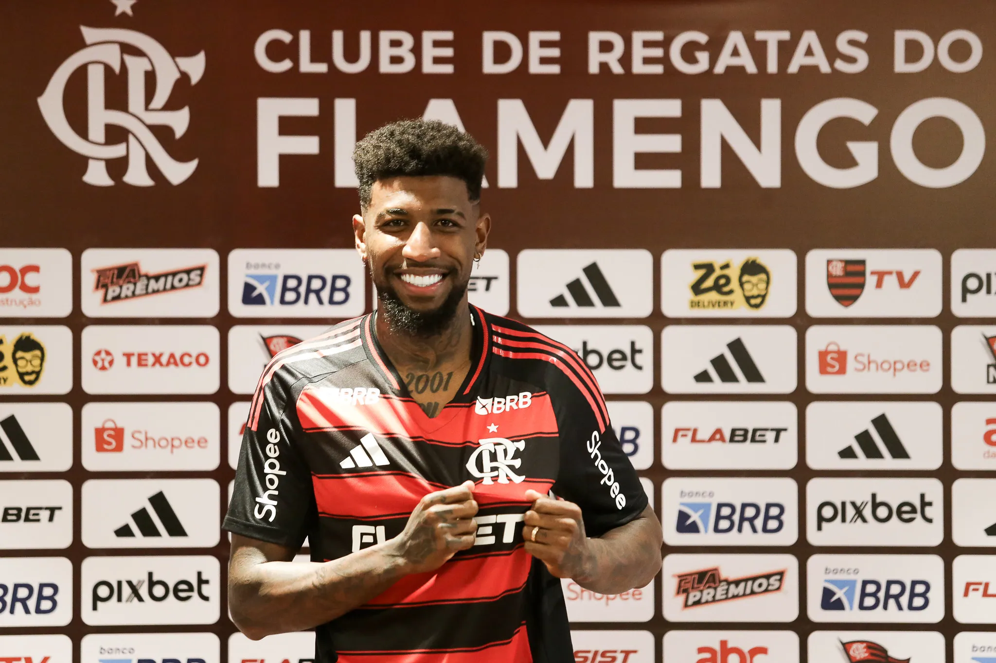 Novo lateral foi apresentado no Ninho do Urubu