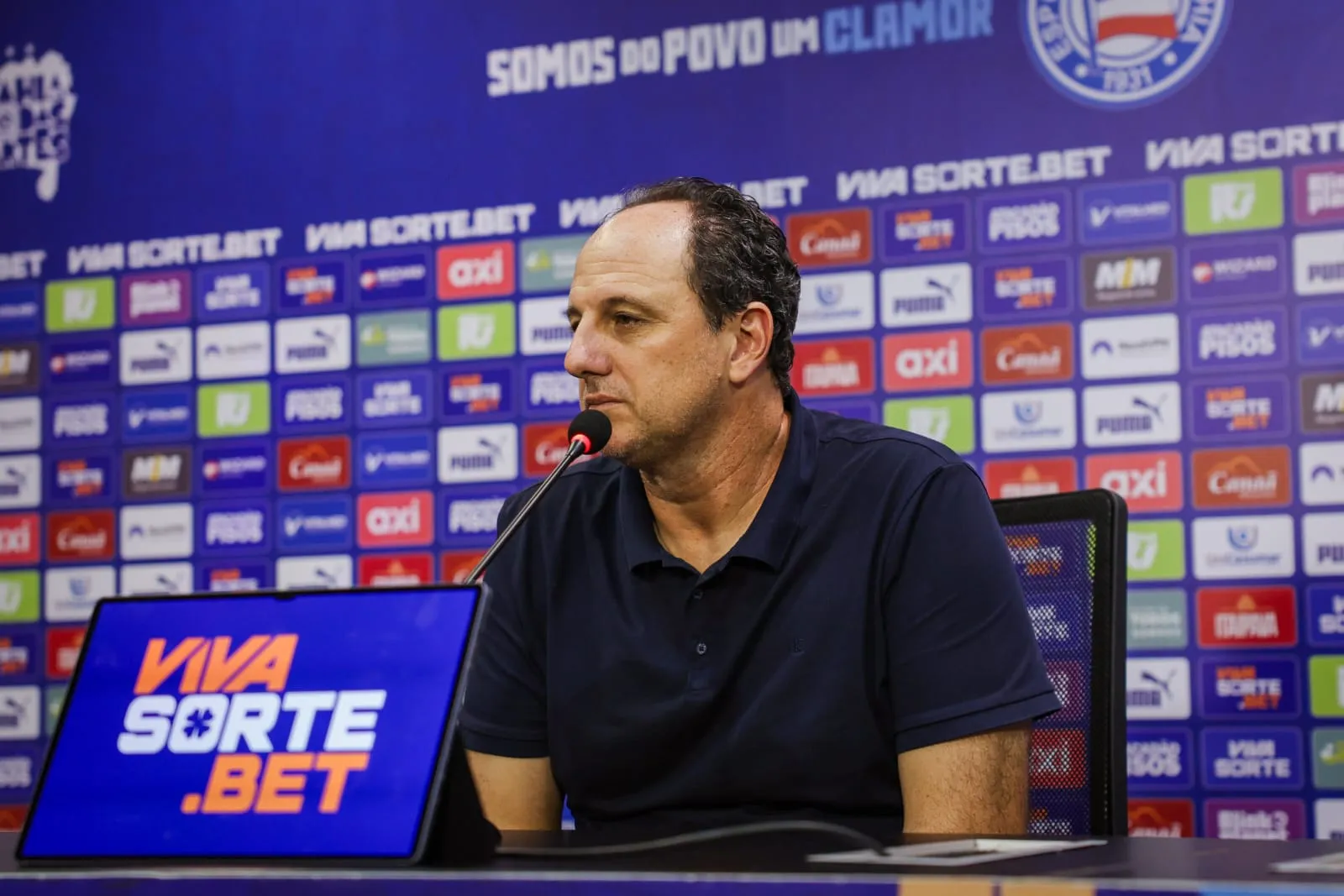 Ceni durante coletiva de imprensa, na Arena Fonte Nova