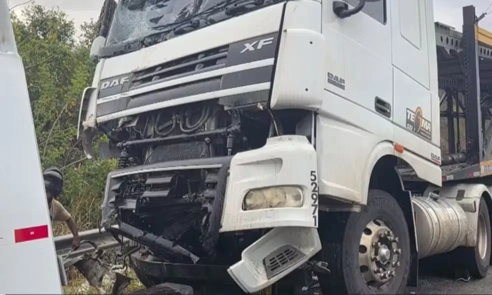 Caminhão que deu início ao acidente