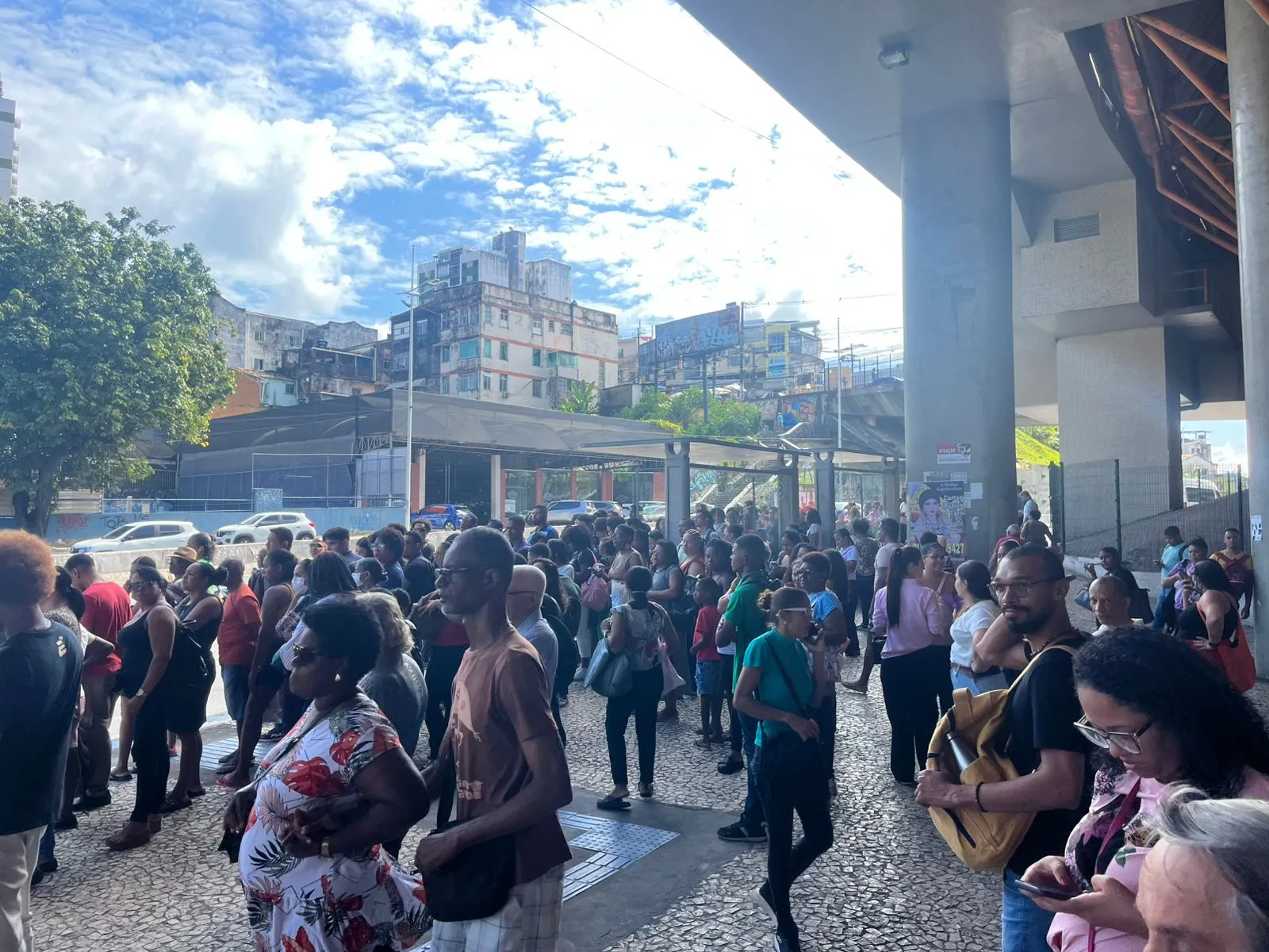 Galera lotou o ponto de ônibus da estação Brotas