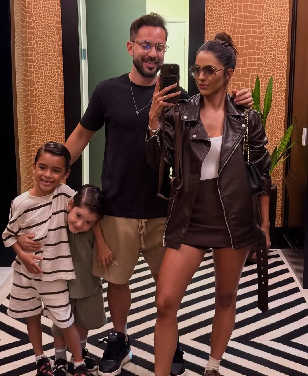 Marília com Everton Ribeiro, ao lado dos filhos Antônio (Totói) e Augusto (Guto)