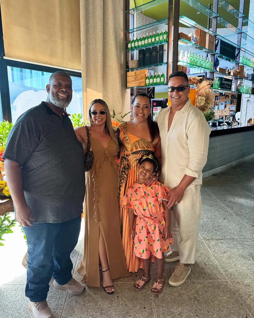 O cantor Péricles, a ex-dançarina Carla Perez, a pequena Maria Helena, Lidiane Farias e o cantor Xanddy
