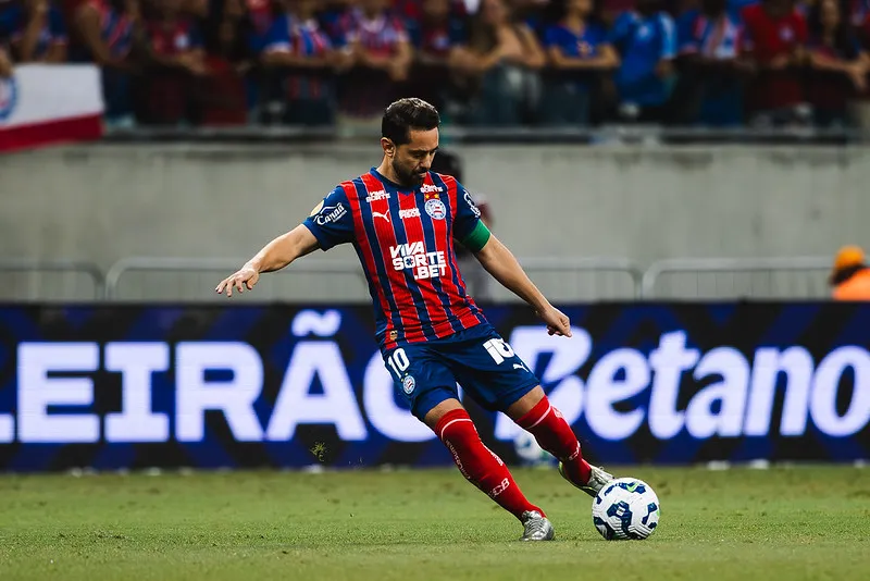 Everton Ribeiro defendendo o Bahia contra o Cruzeiro, na última segunda-feira (15)