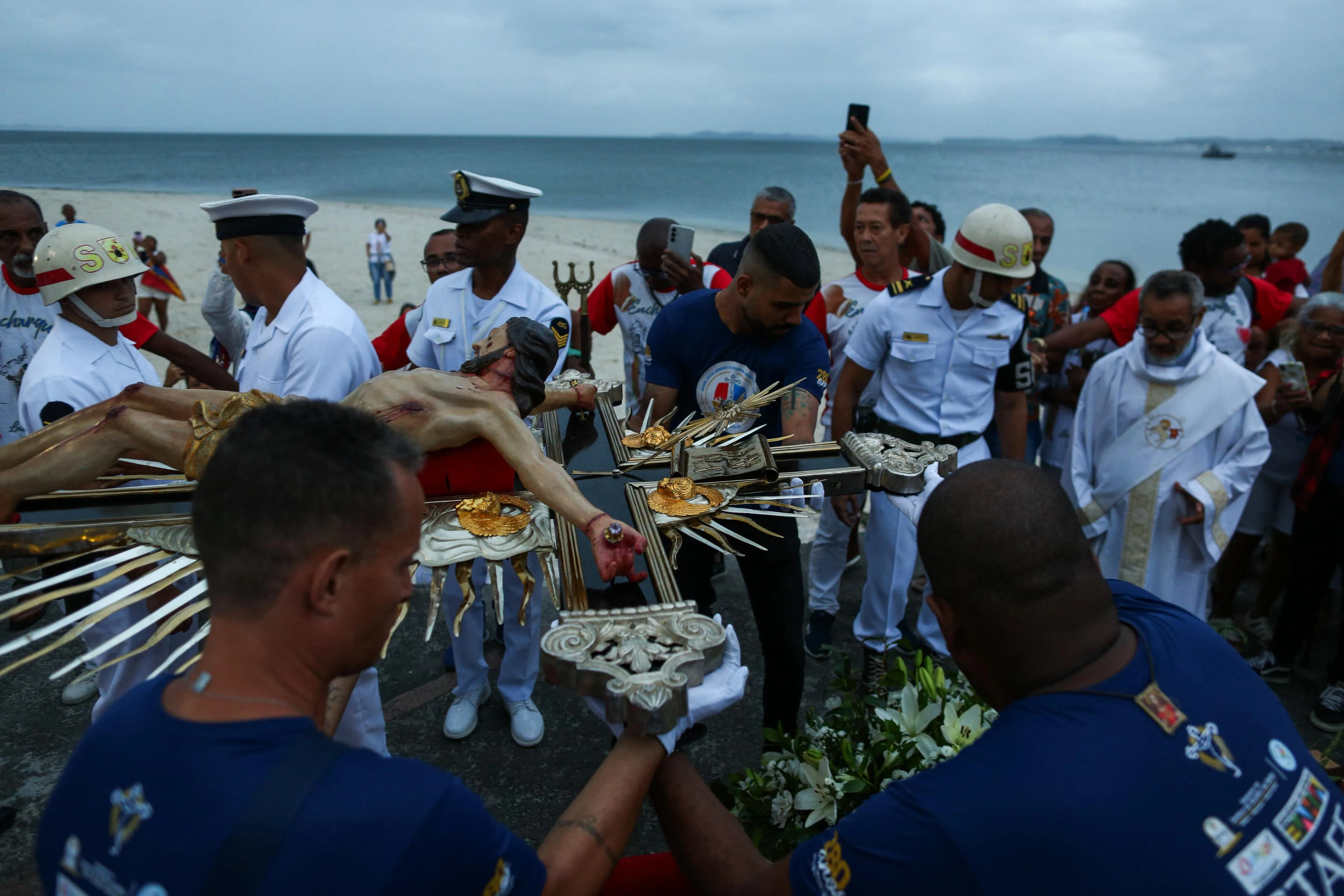 Imagem ilustrativa da imagem Fiéis lotam praia para receber imagem do Senhor do Bonfim