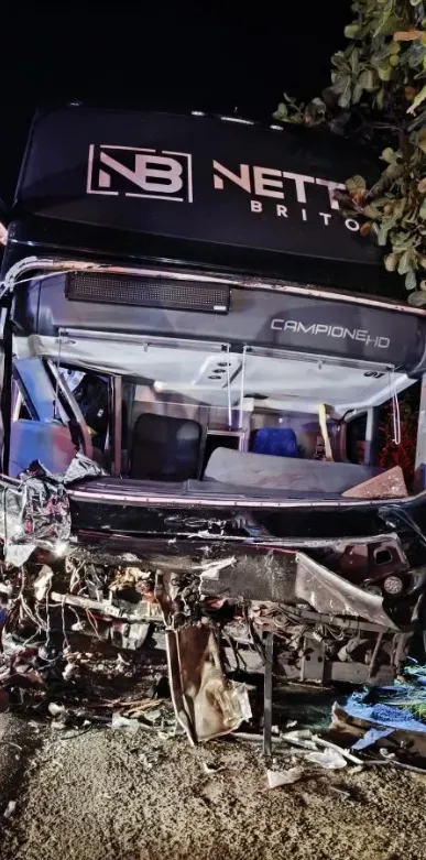 Ônibus do cantor Netto Brito ficou com cabine do motorista destruída