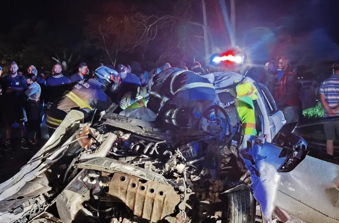 Carro envolvido no acidente ficou destruído
