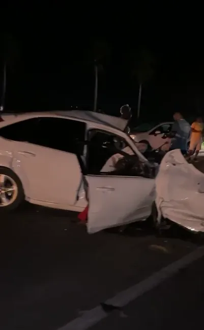 Carro envolvido na batida ficou completamente destruído