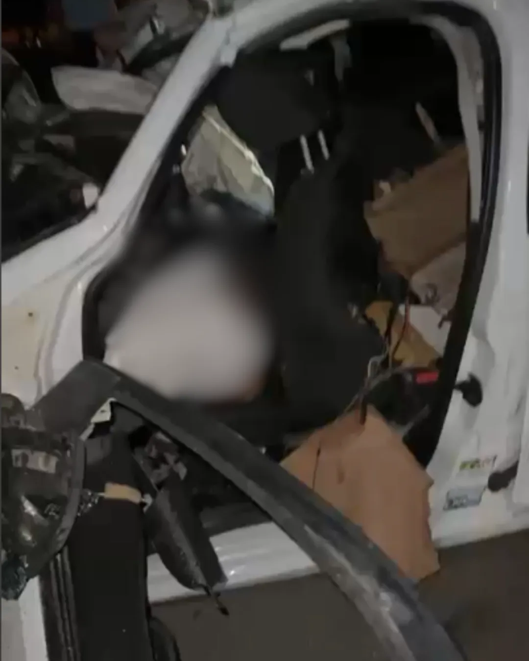 Uma das vítimas morreu presa às ferragens do carro