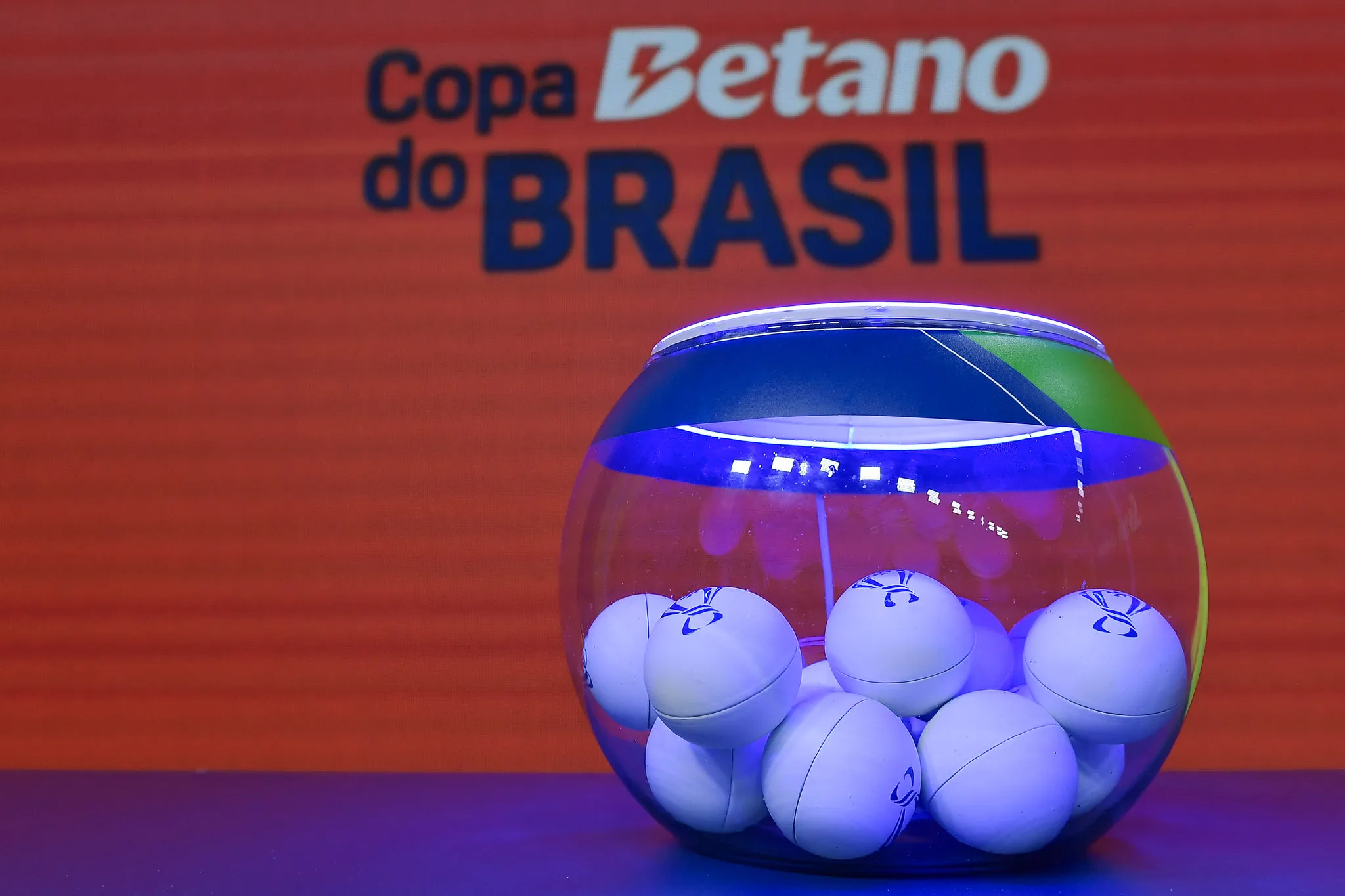 A bolinha vai subir para definir os quatro duelos
