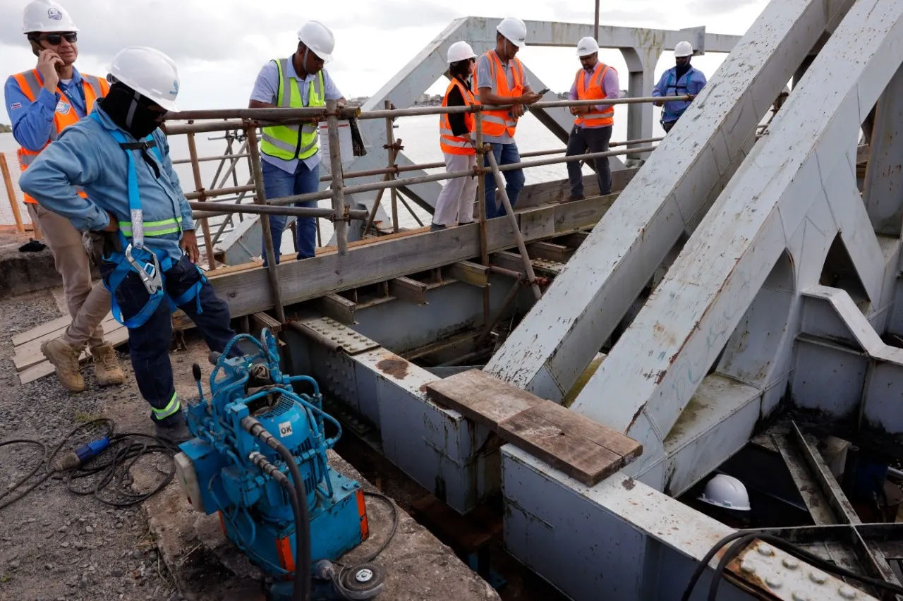 Operários trabalham na revitalização da ponte