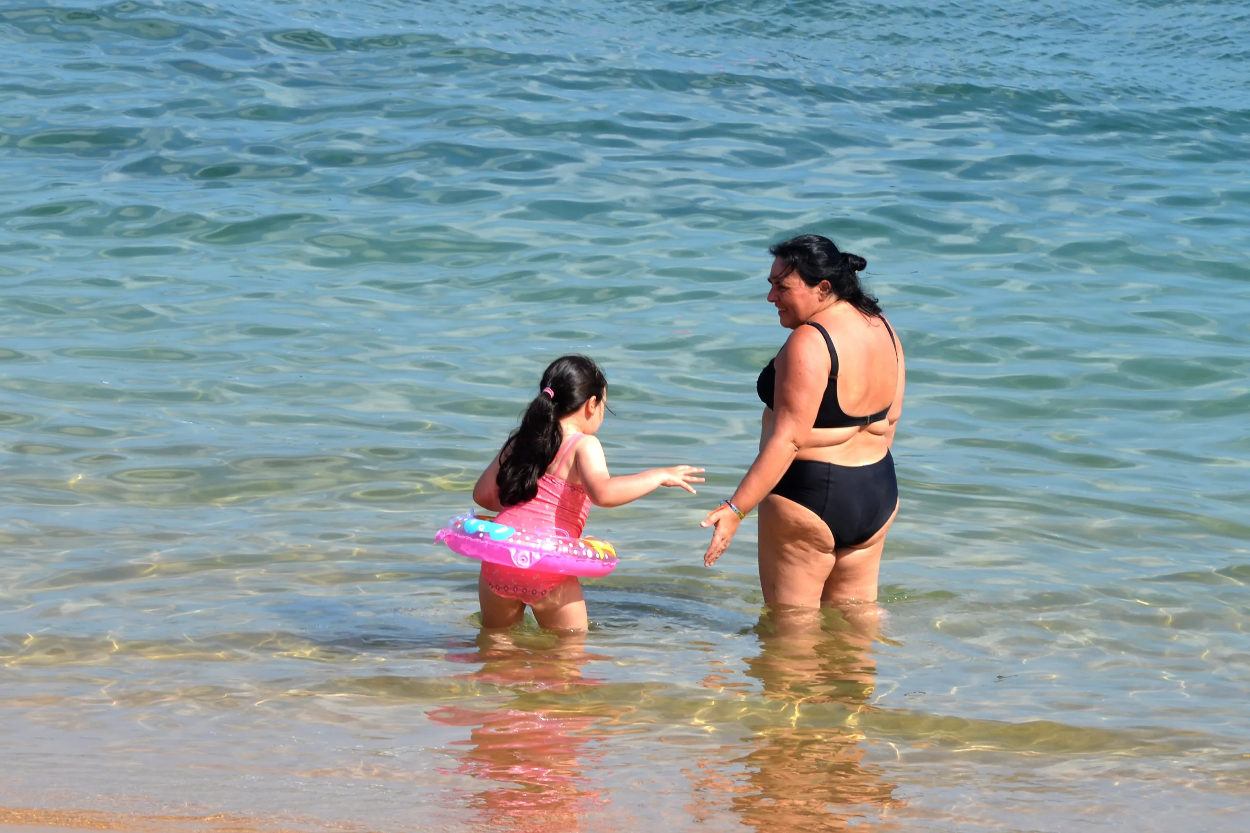 Criança acompanhada da mãe no Porto da Barra