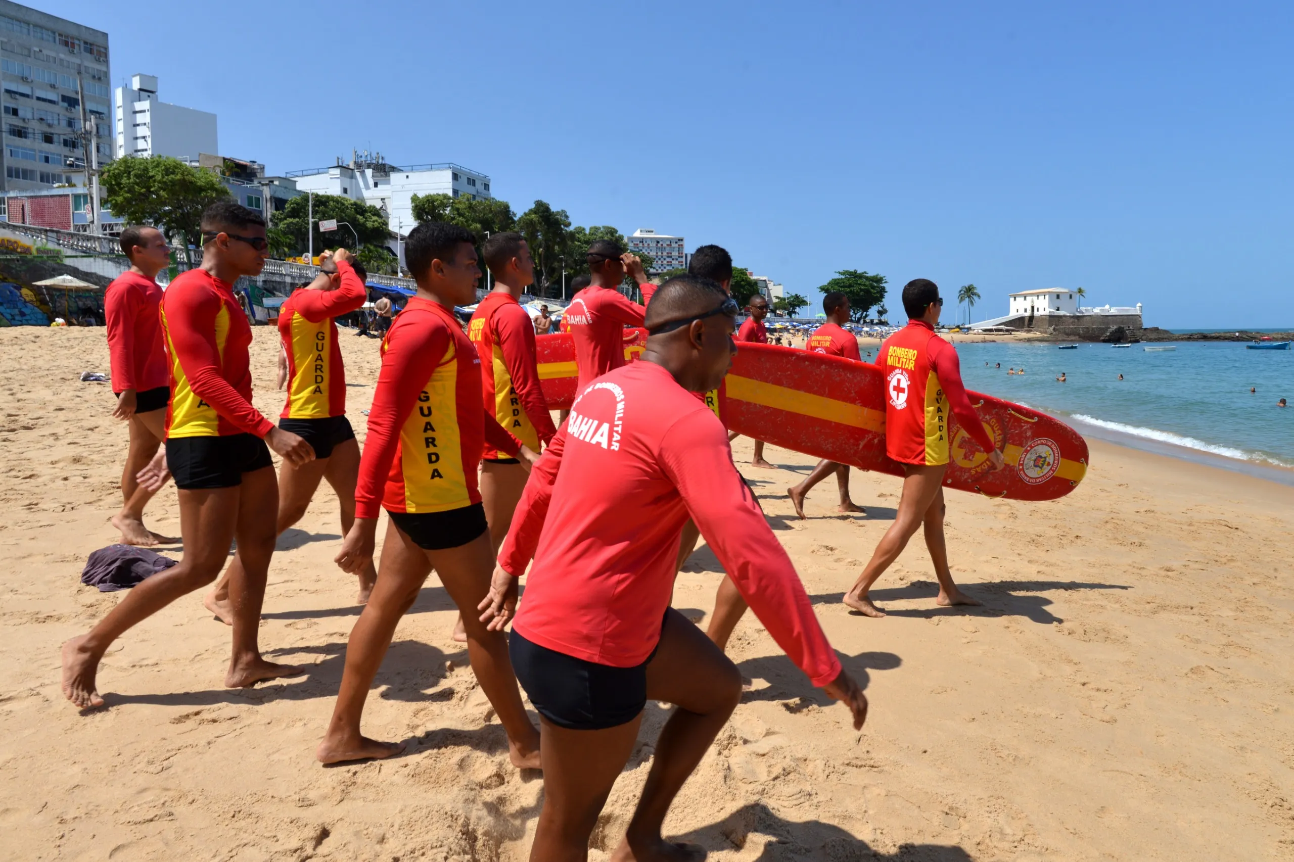Guarda-vidas fazem treinamento no Porto da Barra