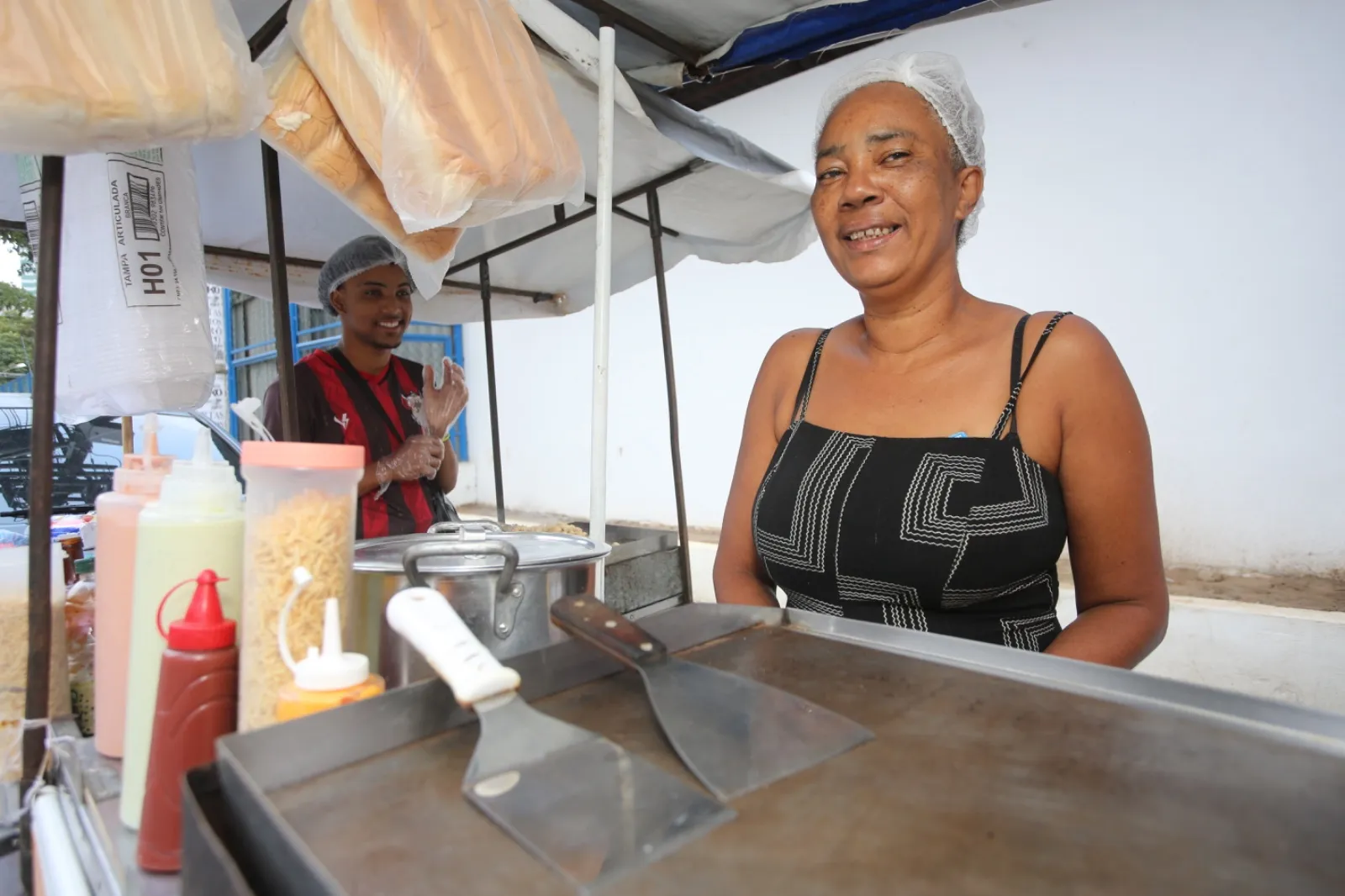 Valdirene vende churrasquinho