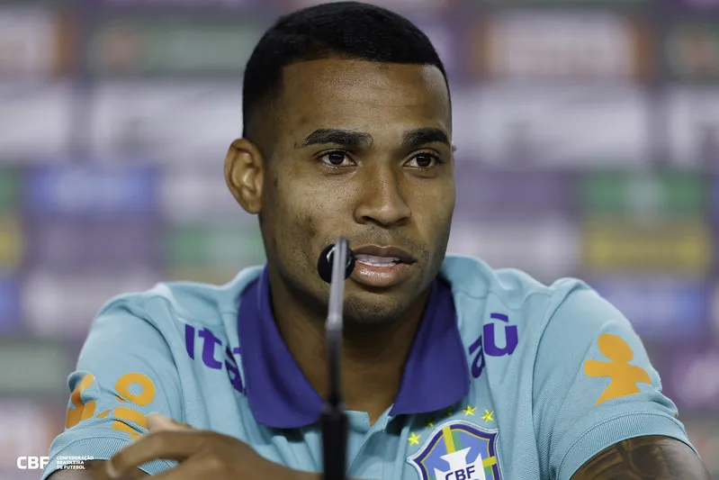 Jean Lucas concedendo entrevista coletiva