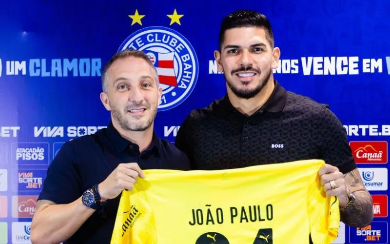 Cadu Santoro, diretor de futebol do Bahia, e João Paulo, novo contratado do time baiano