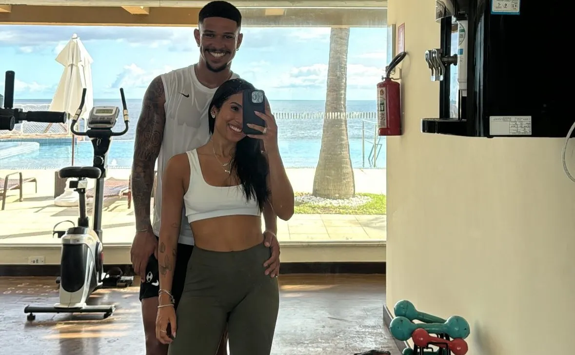Blogueira e jogador realmente estavam juntos quando o rumor do hotel surgiu na web