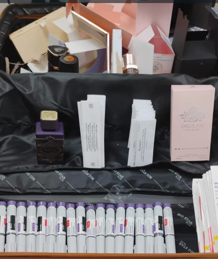 20 canetas foram encontradas anexadas à perfumes