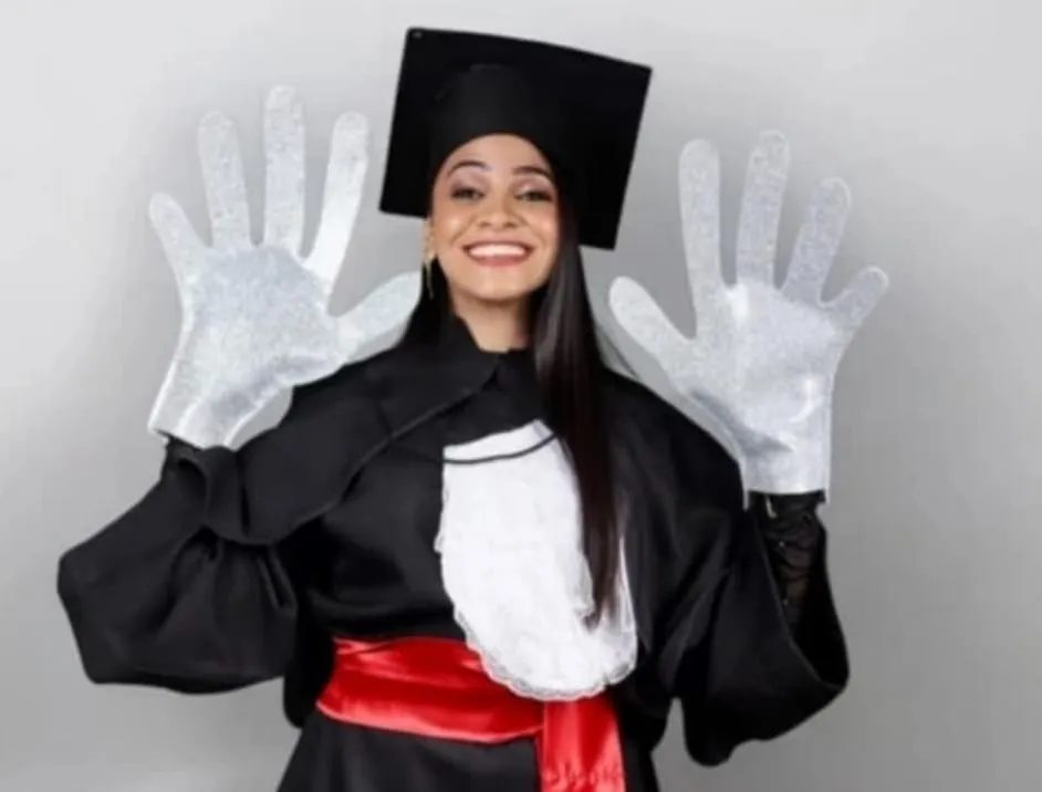 Jamile Siméia é surda, professora de Libras e designer de interiores