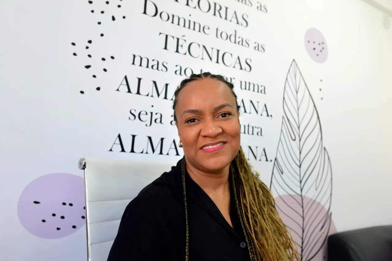 Leide Batista é psicóloga e se apaixonou pela Libras