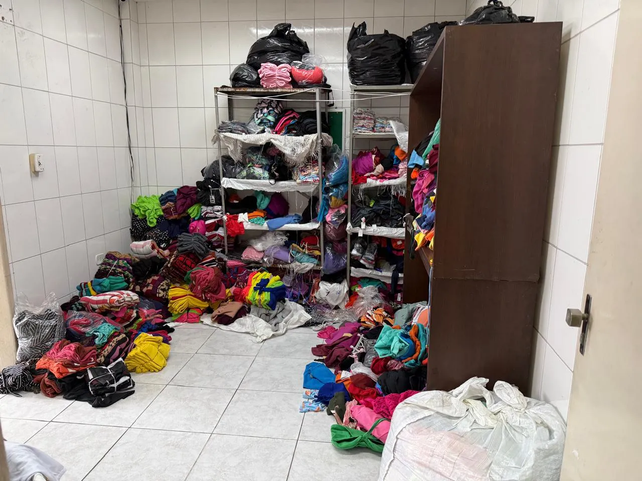Imagem ilustrativa da imagem Mais de 200 iPhones de origem duvidosa são apreendidos em loja