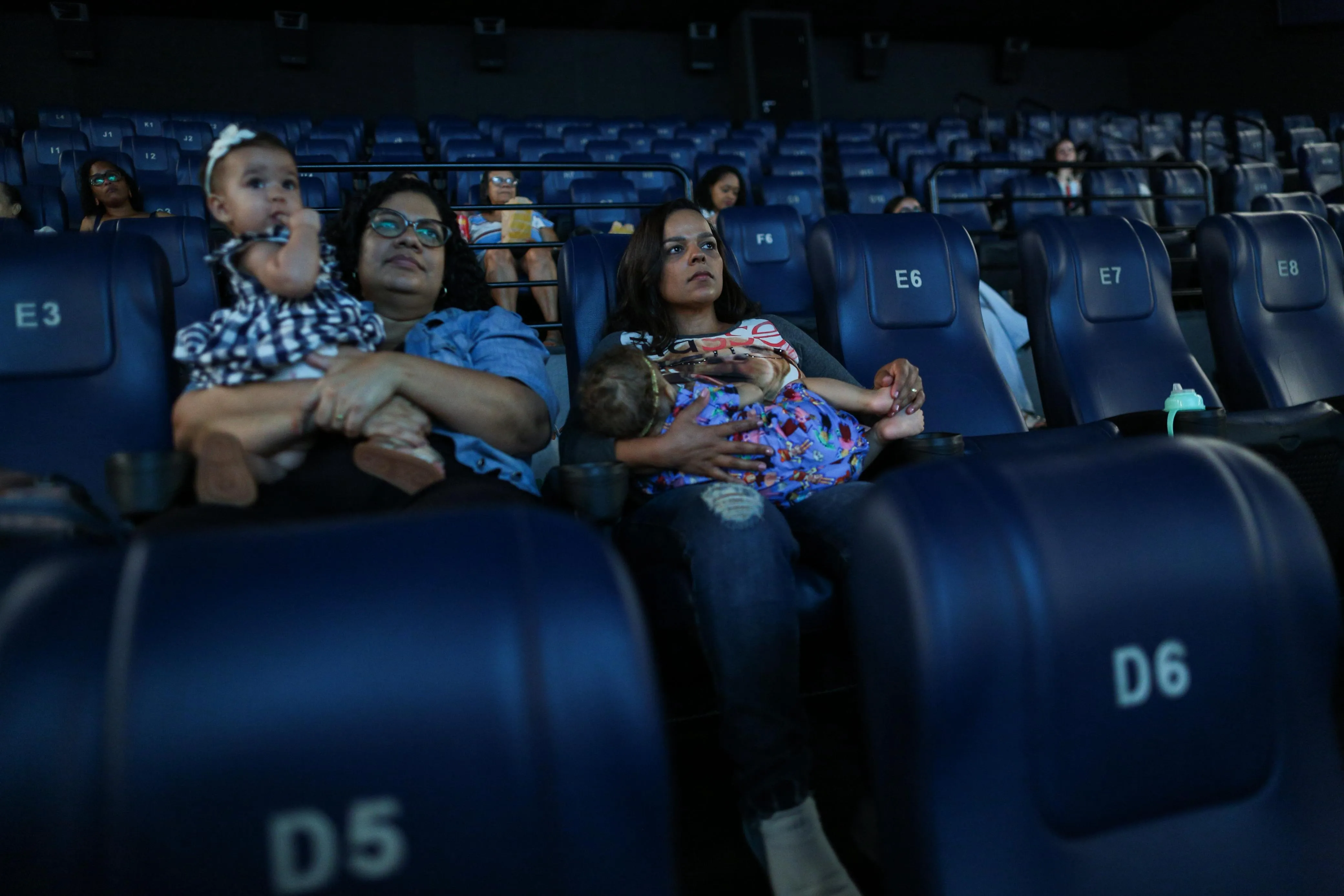 Imagem ilustrativa da imagem Mamães e bebês curtem cinema inclusivo em Lauro de Freitas