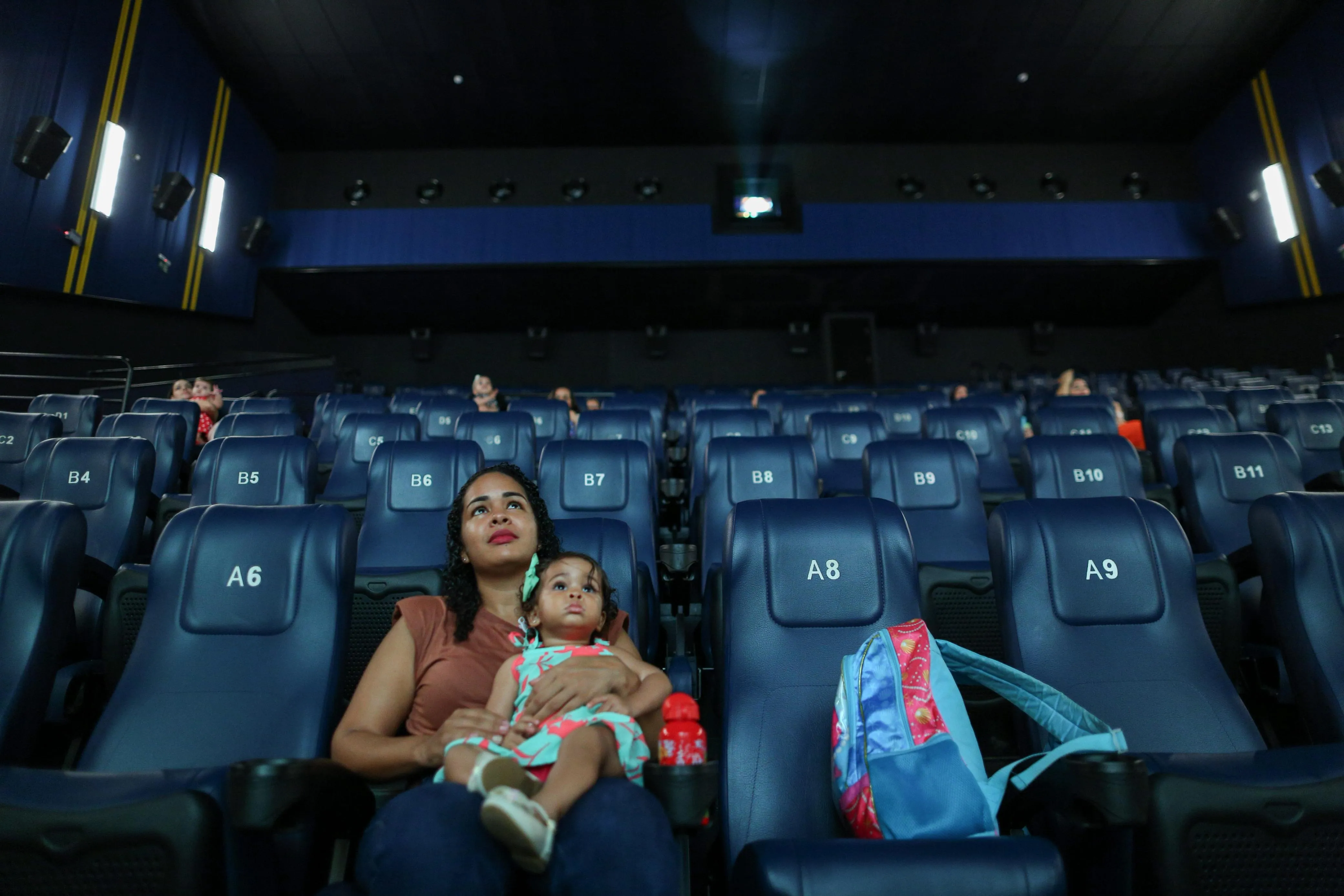Imagem ilustrativa da imagem Mamães e bebês curtem cinema inclusivo em Lauro de Freitas