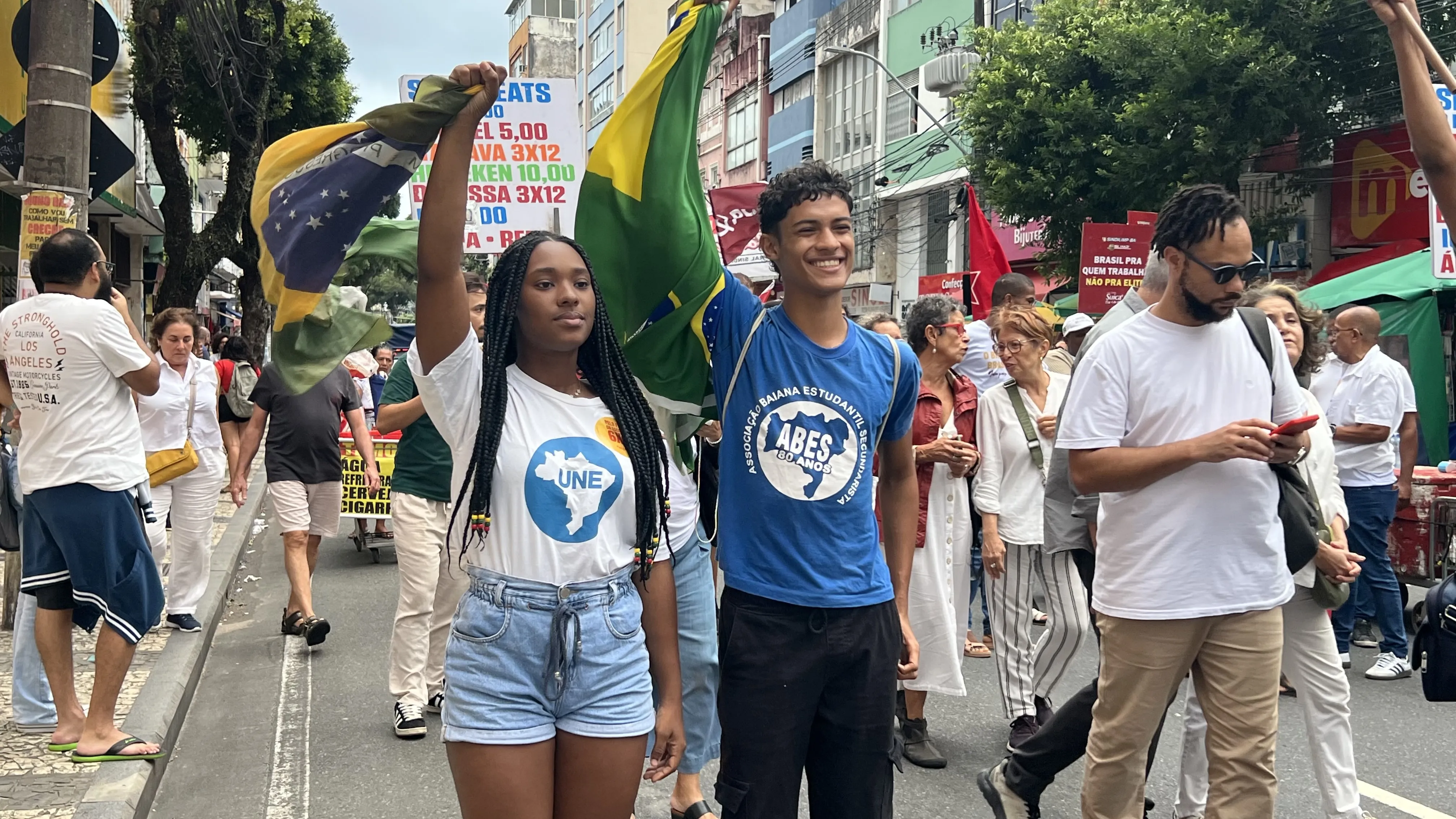 Átina Batista, à esquerda