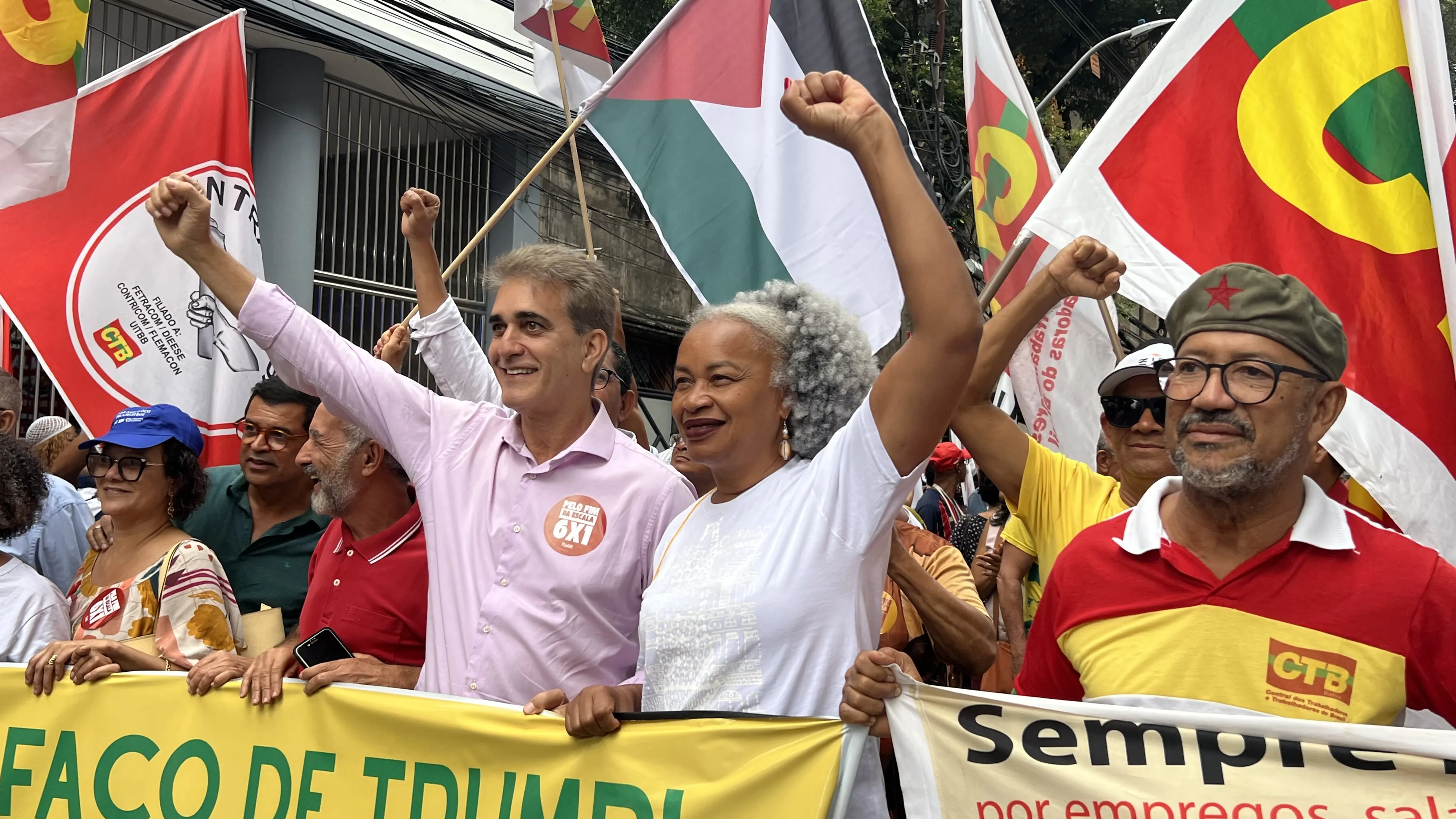 Deputada estadual Olívia Santana (PCdoB), no centro