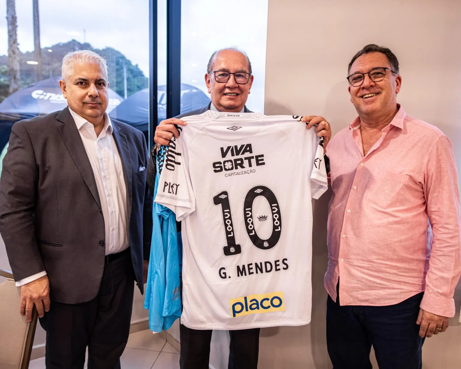 Gilmar Mendes recebendo presente do presidente do Santos