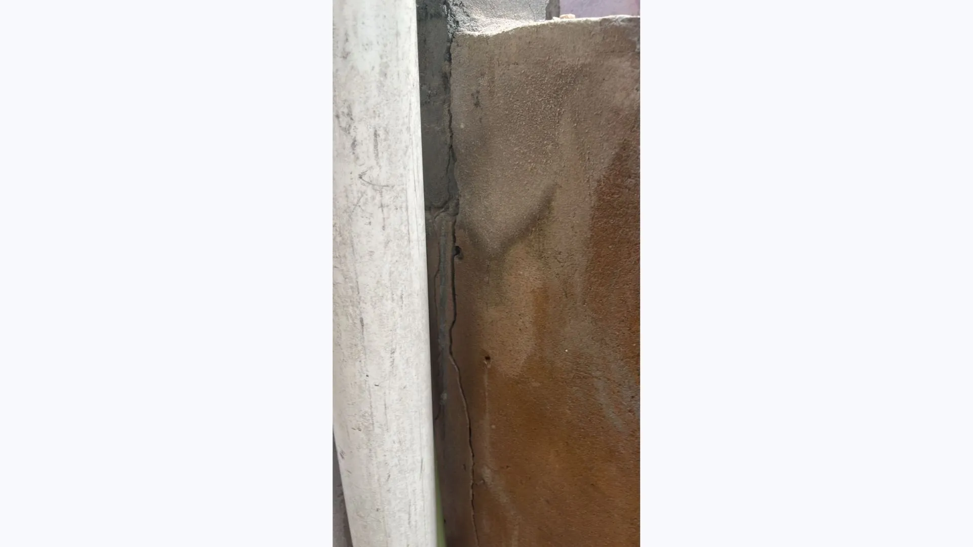 Imagem ilustrativa da imagem Moradores revelam rachaduras antes de casas desabarem em Salvador