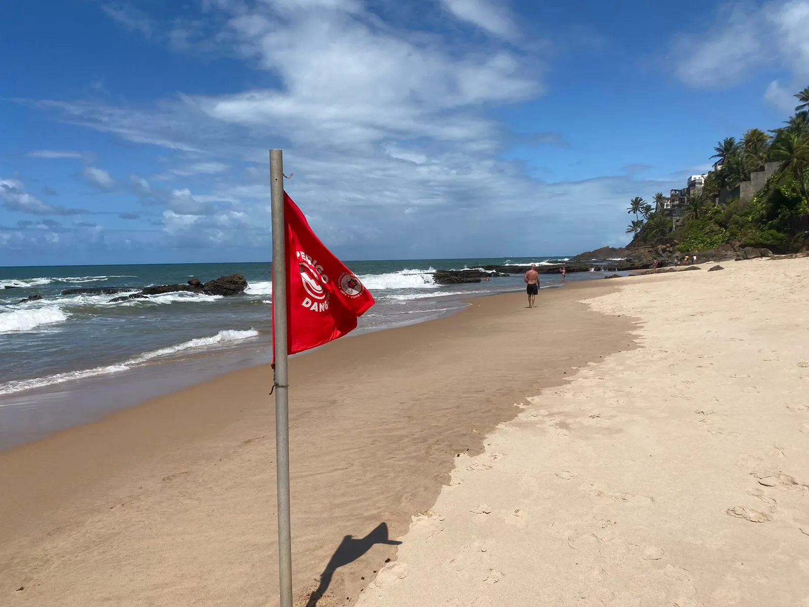 Bandeira vermelha alerta sobre o risco de afogamento na Praia da Paciência