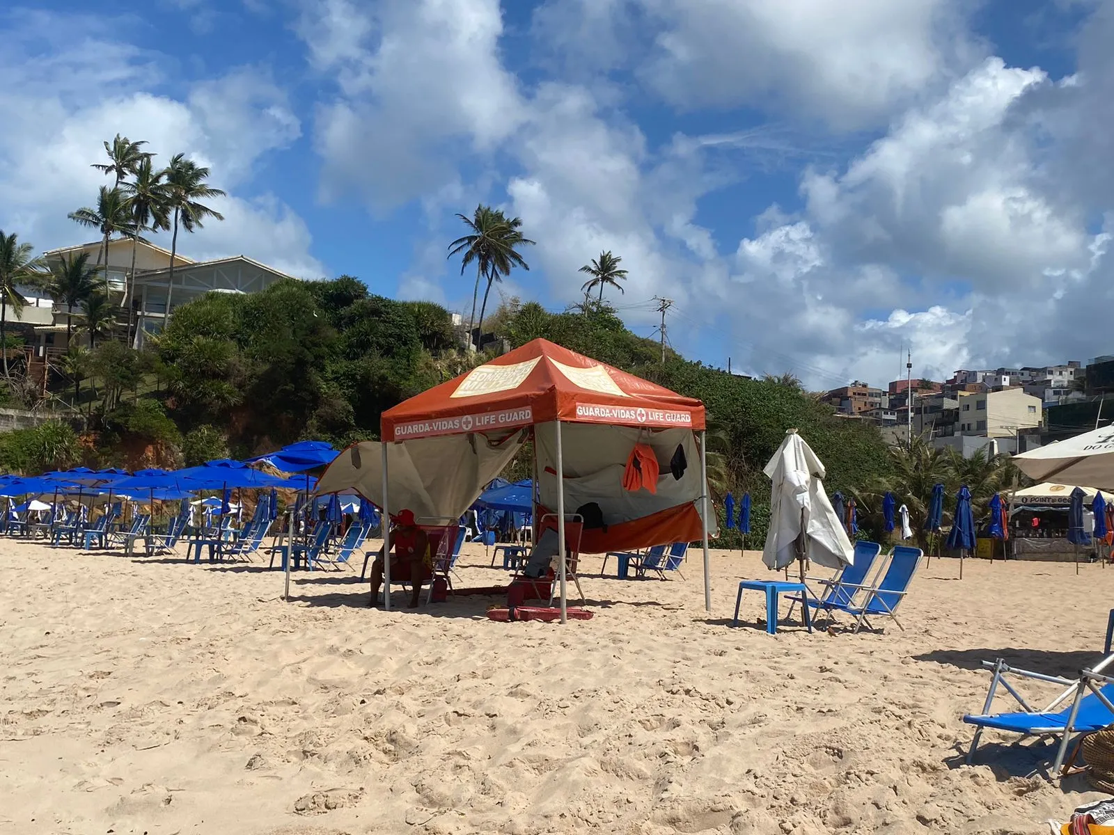 Guarda-vidas dão dicas de segurança para banhistas na Praia da Paciência