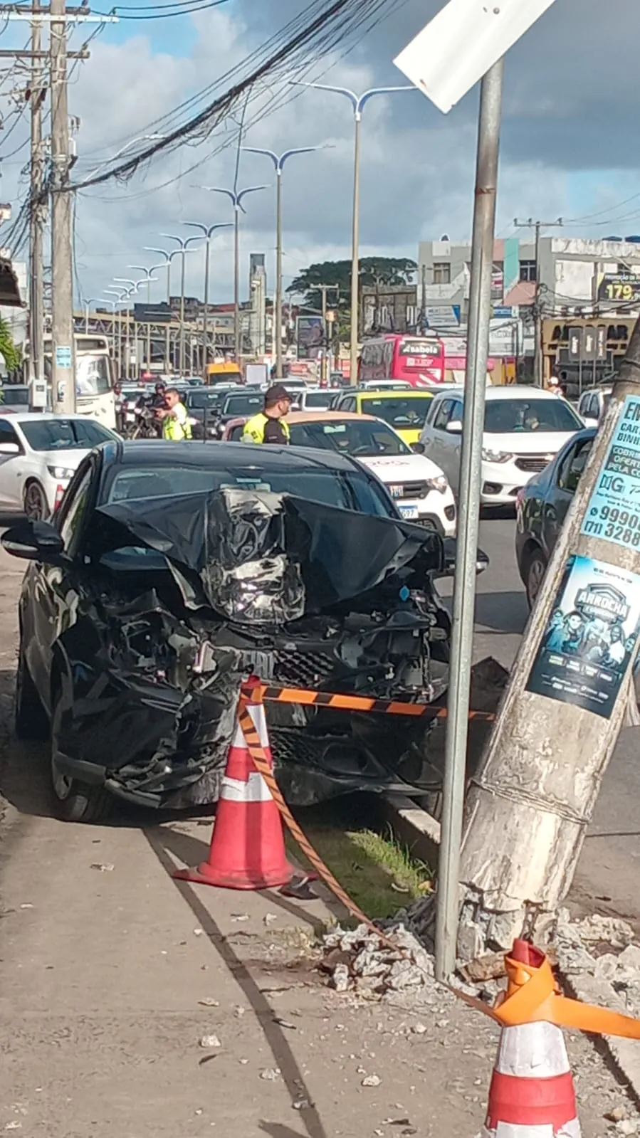Carro bateu de frente com poste na Estrada do Coco