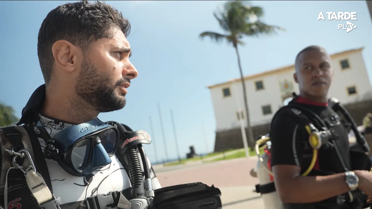 Instrutor de mergulho Henrique Paz e o repórter Vinicius Viana