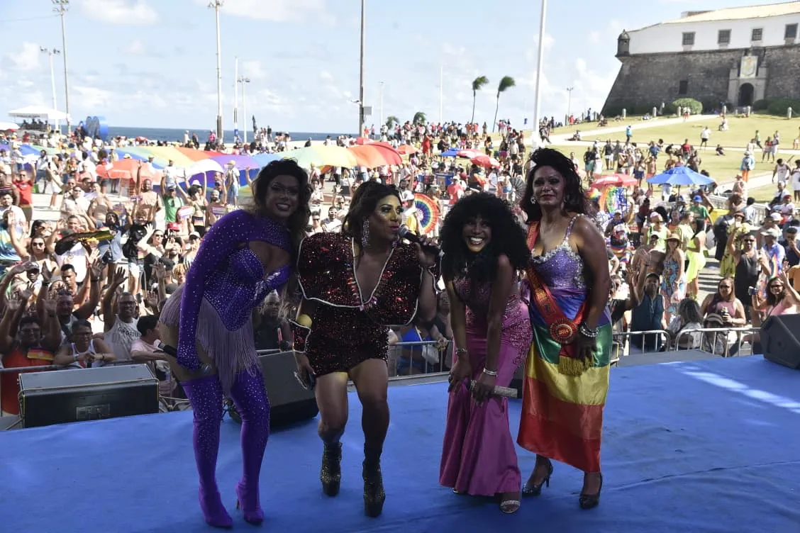 Imagem ilustrativa da imagem Multidão se reúne em Salvador para celebrar a 22ª Parada LGBT da Bahia
