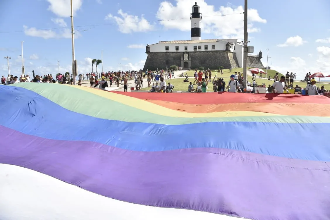 Imagem ilustrativa da imagem Multidão se reúne em Salvador para celebrar a 22ª Parada LGBT da Bahia