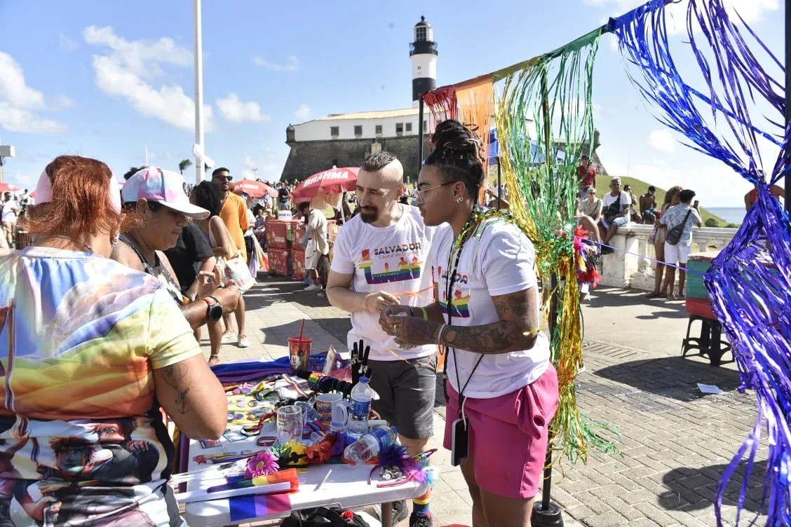Imagem ilustrativa da imagem Multidão se reúne em Salvador para celebrar a 22ª Parada LGBT da Bahia