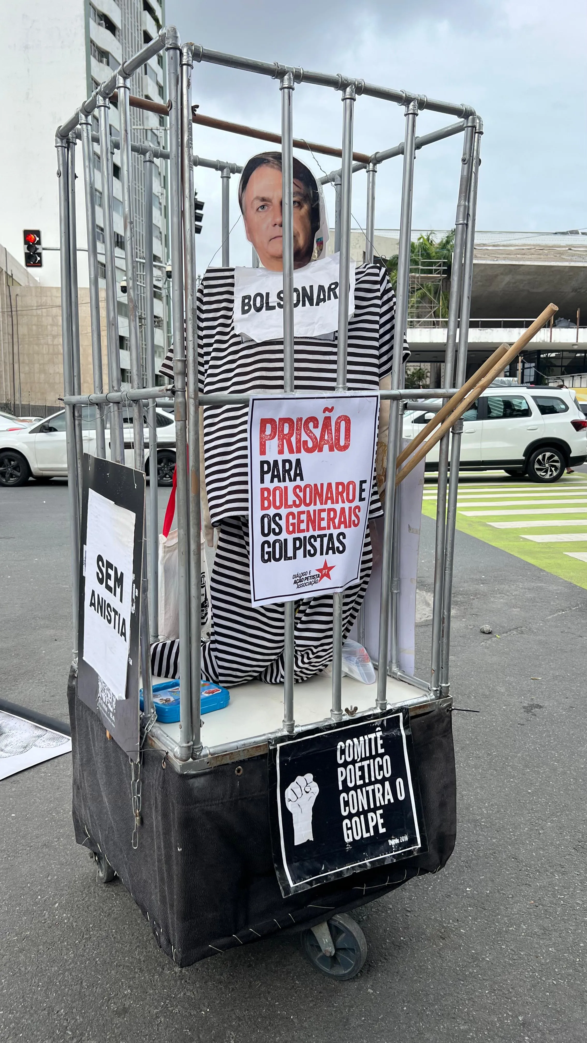 Carrinho com boneco que faz alusão a Bolsonaro preso chama atenção em Salvador