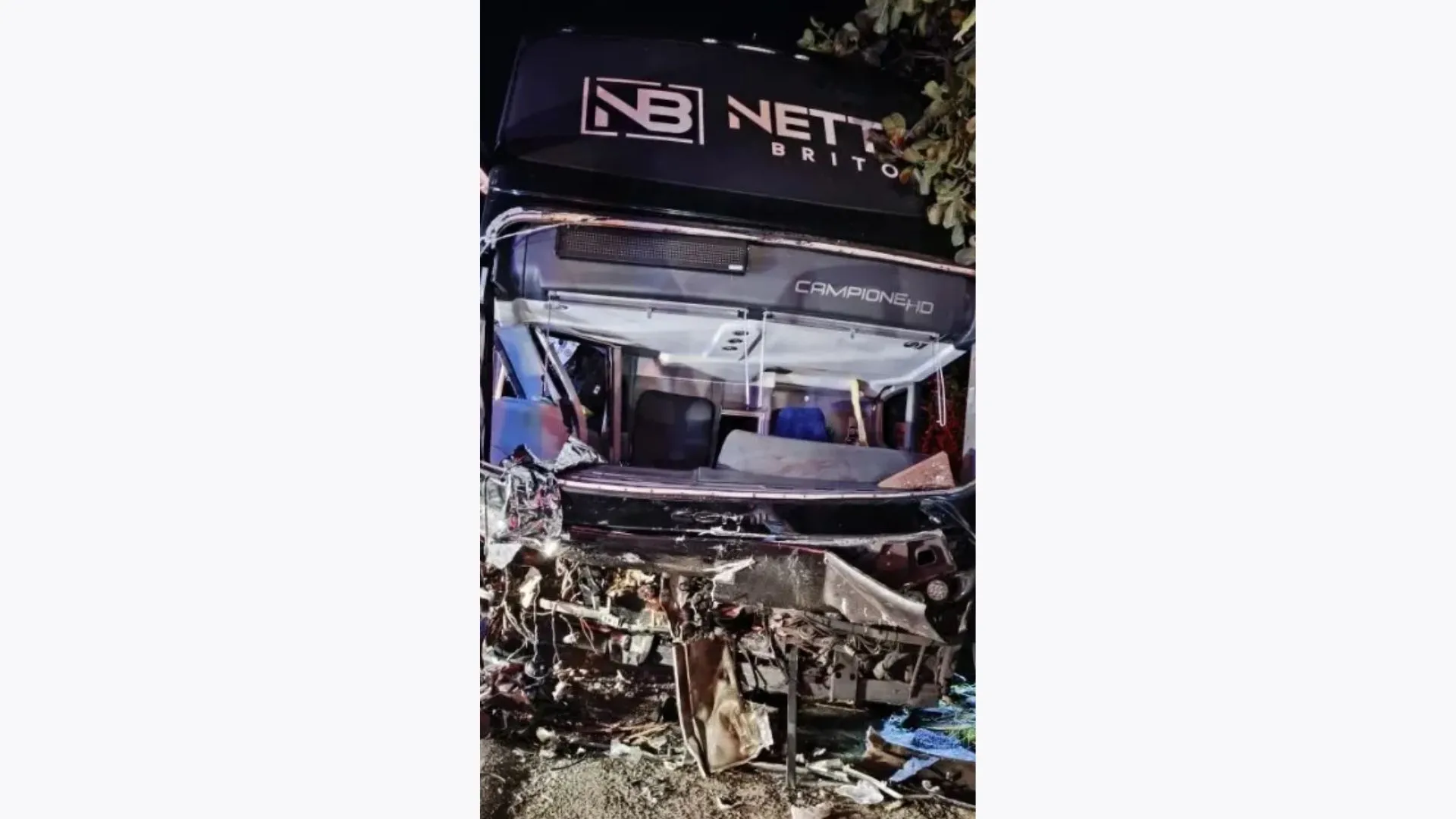 A batida entre o carro de passeio e o ônibus do cantor Netto Brito foi feia