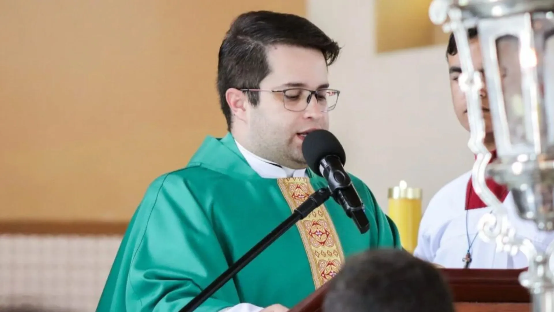 O padre Danilo César foi denunciado por intolerância religiosa