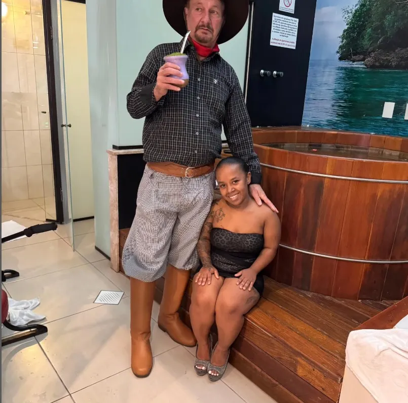 Pai de Andressa Urach com uma mulher com nanismo