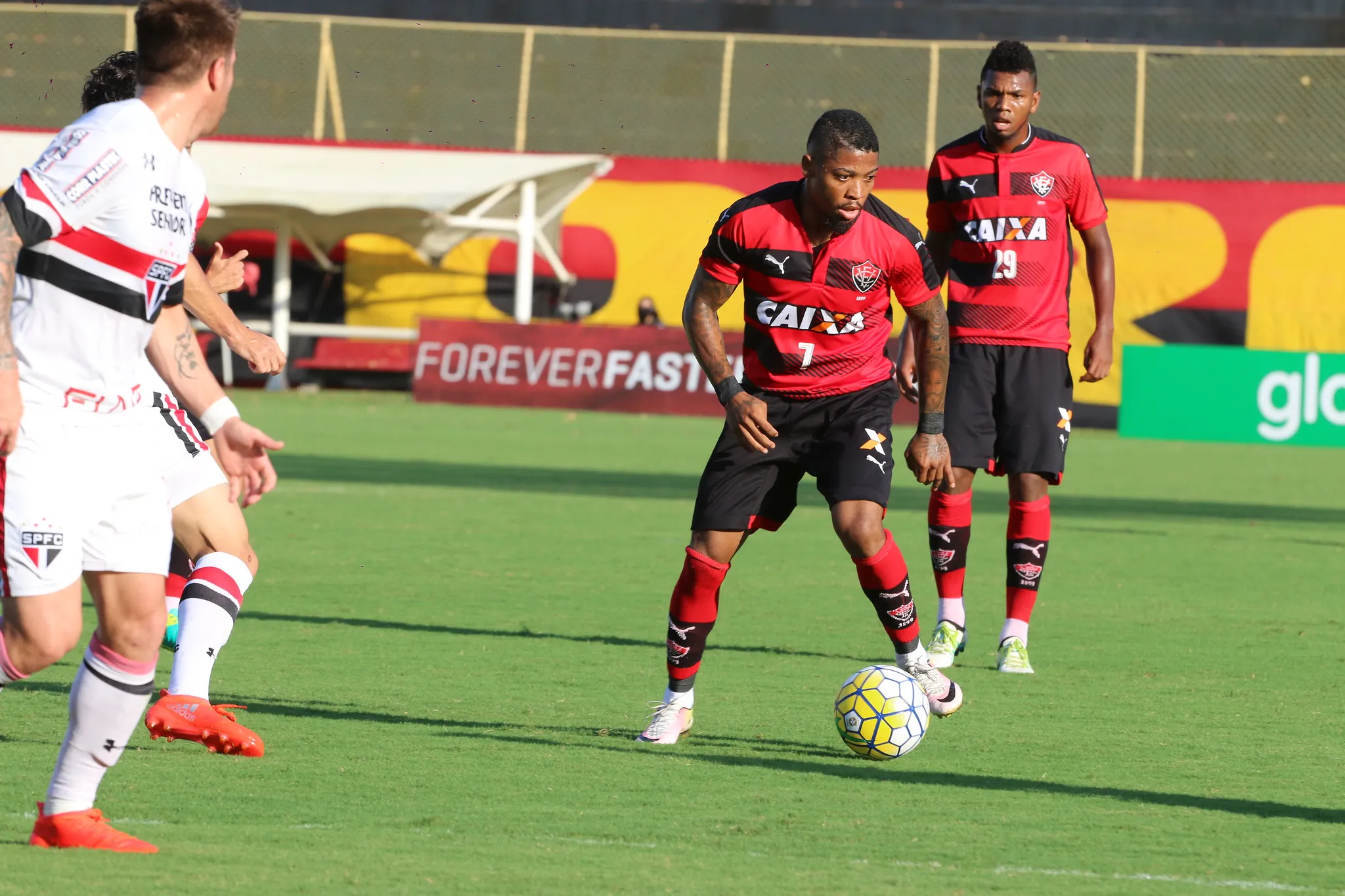 Marinho 'brocou' na Vitória do Leão por 2 a 0