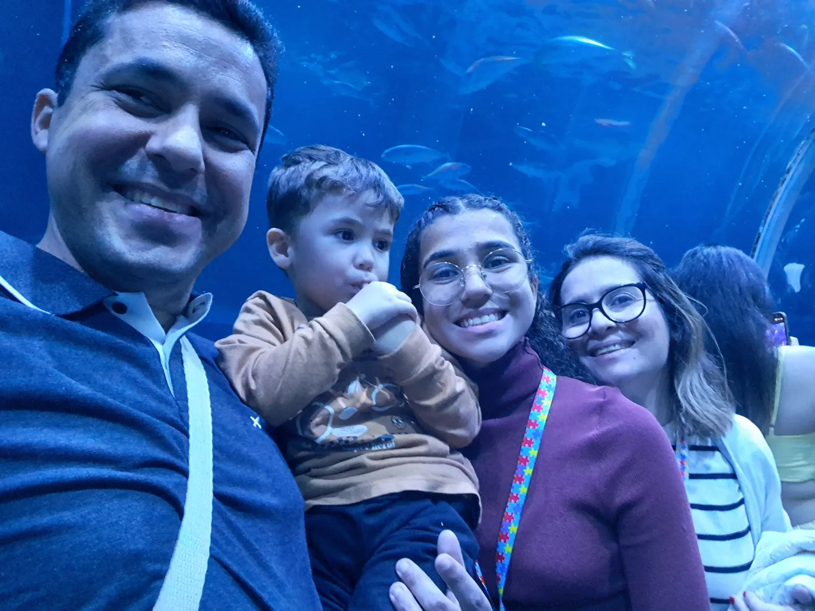 Isabella ajuda a cuidar dos irmãos quando os pais precisam se ausentar